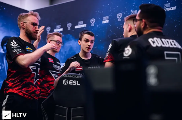 防守对抗中 防守对抗中