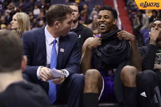 对边路推进 对边路推进